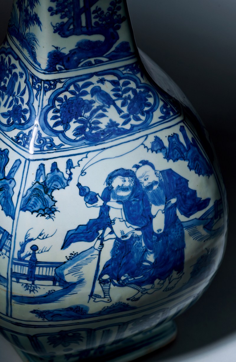 明嘉靖 青花八仙人物图长颈瓶 - 图3