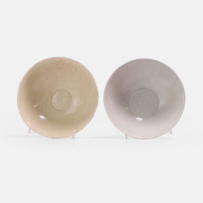 宋 白釉碗 一组两件 | Two Chinese stoneware bowls Song dynasty (960-1279), comprising:
one with incised flowers - 图3