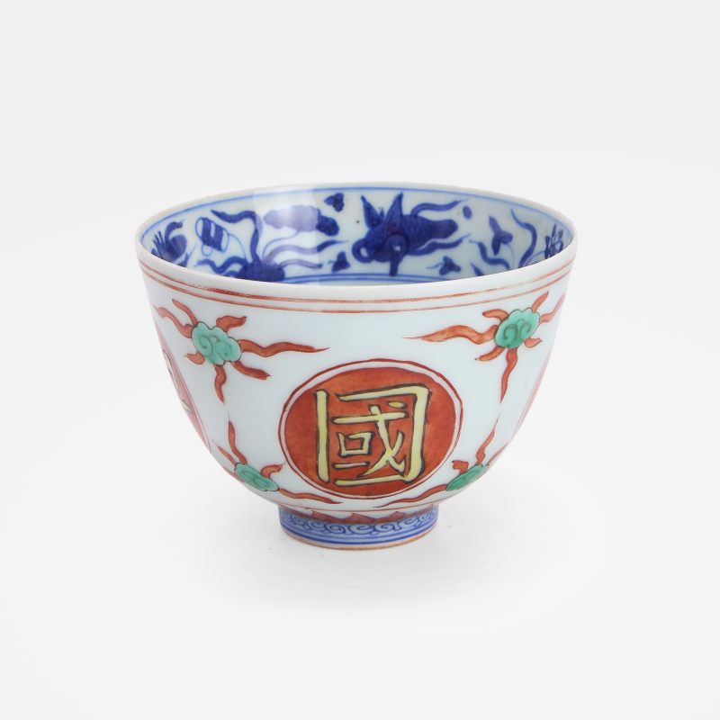明万历 五彩荷塘鸳鸯图国泰民安莲子碗 | A Chinese wucai bowl Wanli (1573-1620), of deep 'U' form on a short circular foot - 图4