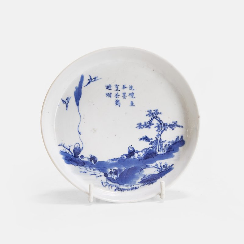 诗题：洗砚鱼吞墨，烹茶鹤避烟 | A Chinese blue and white dish Guangxu (1875-1908), painted with a literatus seated below a pine tree - 图2