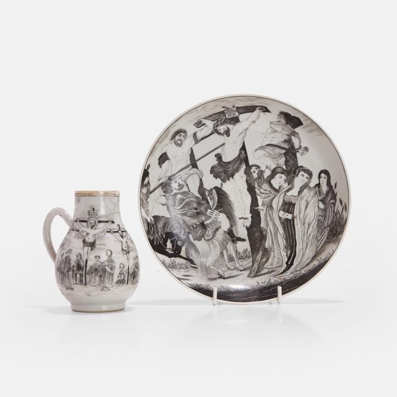 清十八世纪 外销墨彩耶稣受难图盘及奶壶 | Two pieces of Chinese export en grisaille porcelain 18th century, comprising:
a plate - 图2