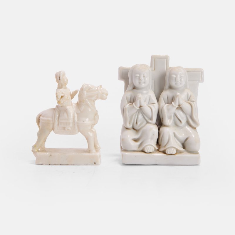 清十八世纪 德化窑白釉人物摆件 一组两件 | Two Chinese export blanc de Chine figure groups 18th century, one with two praying nuns kneeling in front of a cross - 图2