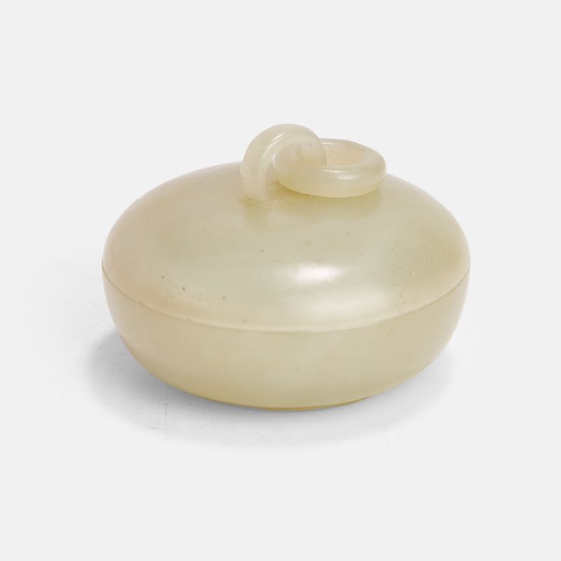 清 白玉活环圆盖盒 | A Chinese jade box and cover Qing dynasty (1644-1911), of circular form supported on a circular foot