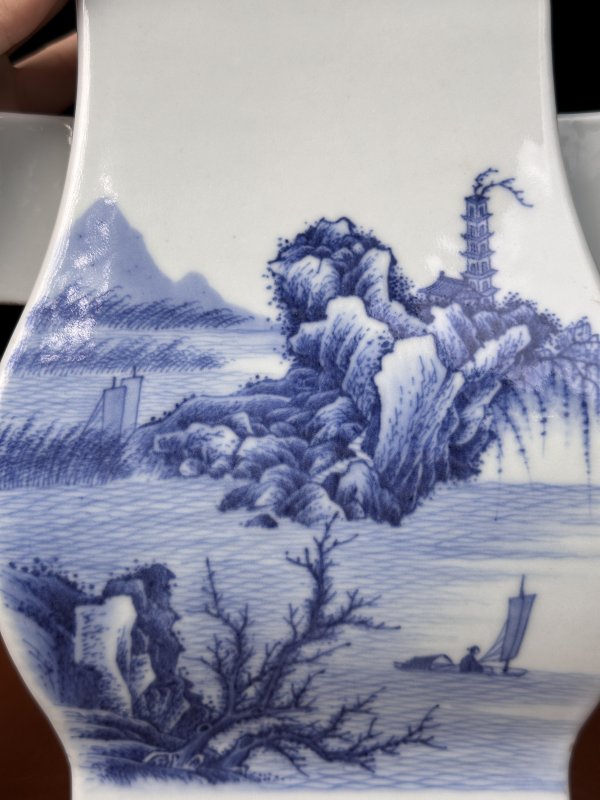 清乾隆 青花“鄱阳湖大孤山”山水人物花卉纹贯耳小方尊 - 图23
