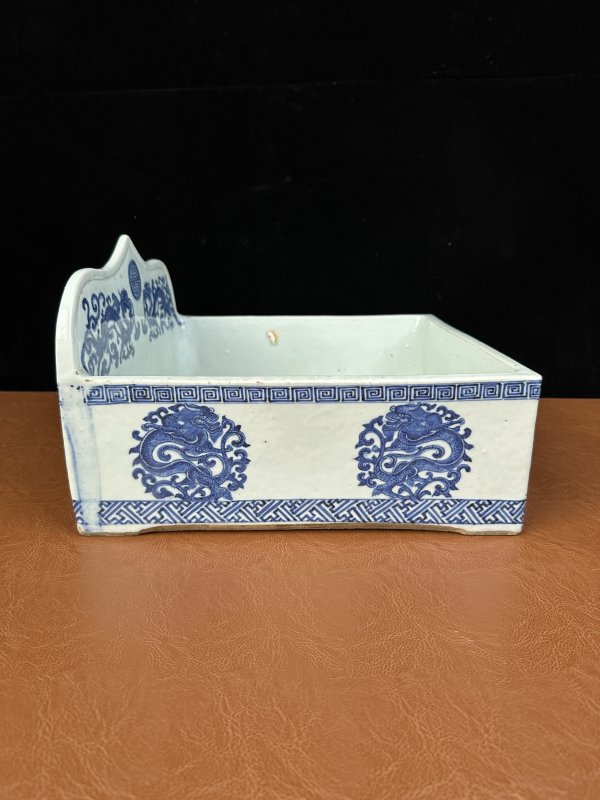 清雍正 青花团龙纹纸篓 - 图5