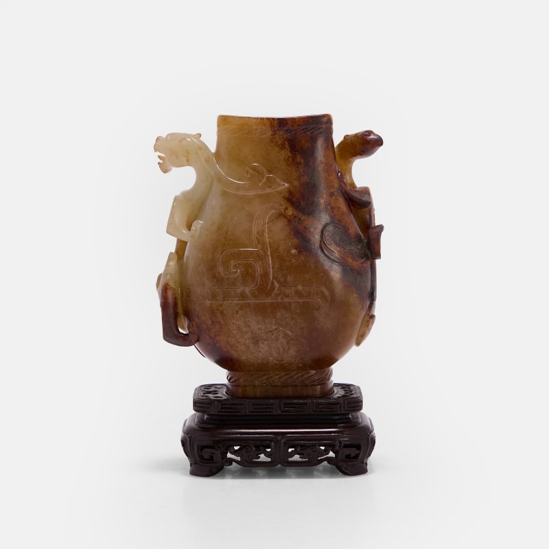 宋 玉雕龙凤呈祥纹瓶 连木底座 | A Chinese jade vase Song dynasty (960-1279), of rectangular form on a short foot