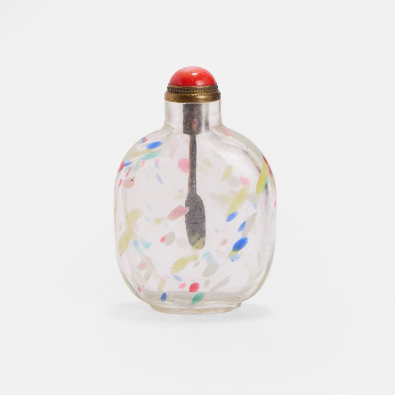 清十八至十九世纪 透明料搅色鼻烟壶 | A Chinese multicoloured splashed glass snuff bottle 18th-19th century, of flattened ovoid form supported by a rounded oval foot - 图2