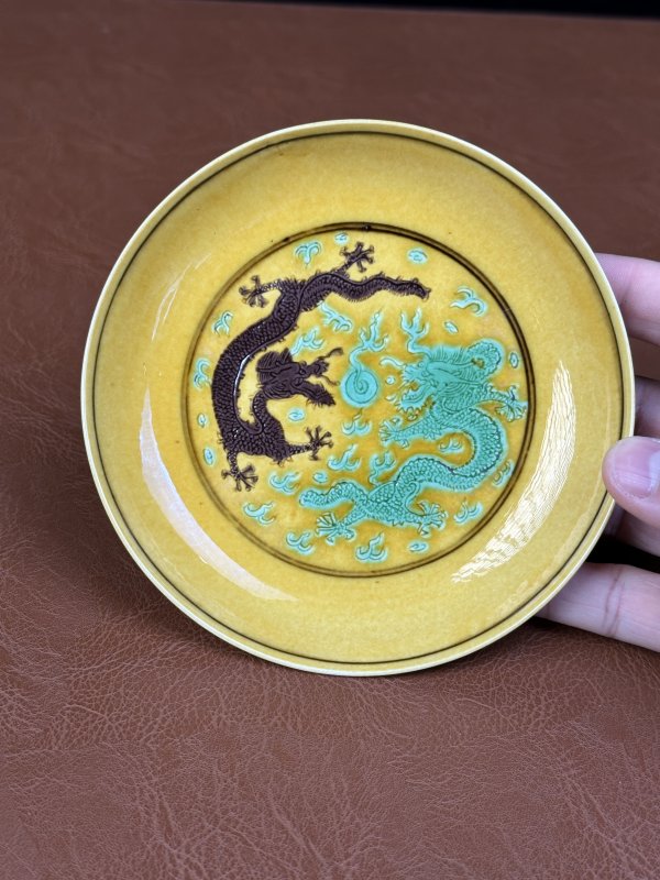 清同治 黄地素三彩龙纹盘 - 图2