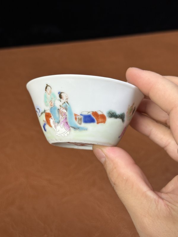 清雍正 粉彩人物马蹄杯 - 图3