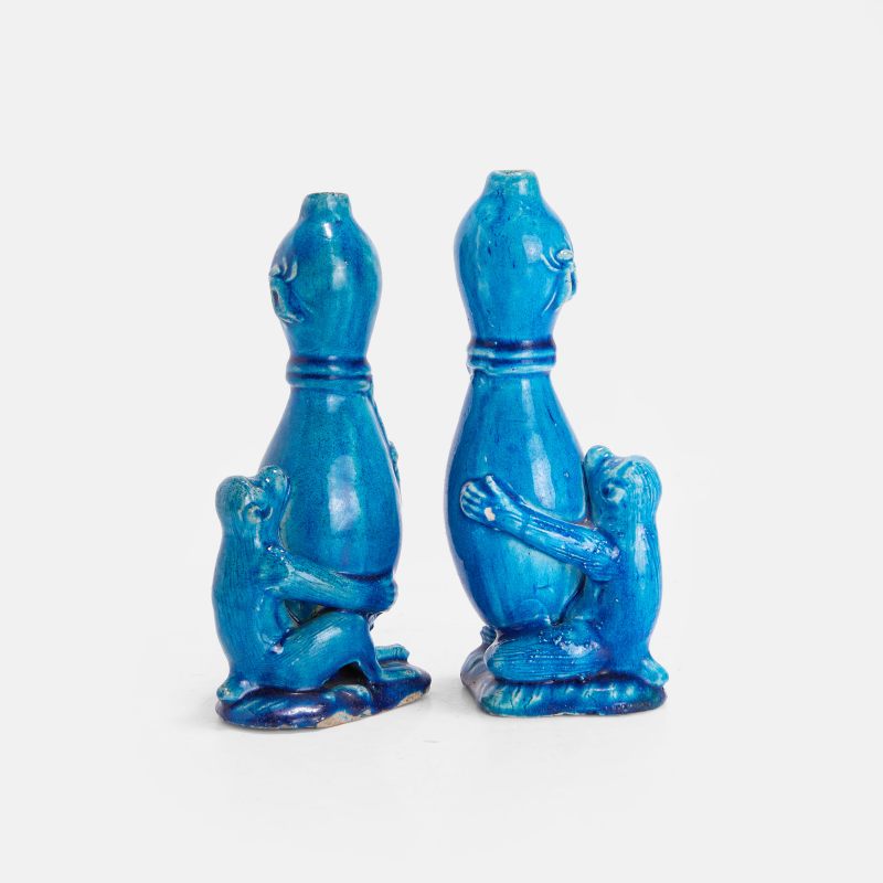 清十八世纪 孔雀蓝釉葫芦瓶 一对 | A pair of Chinese turquoise-glazed water sprinkler vases 18th century, modelled as two seated monkeys - 图2