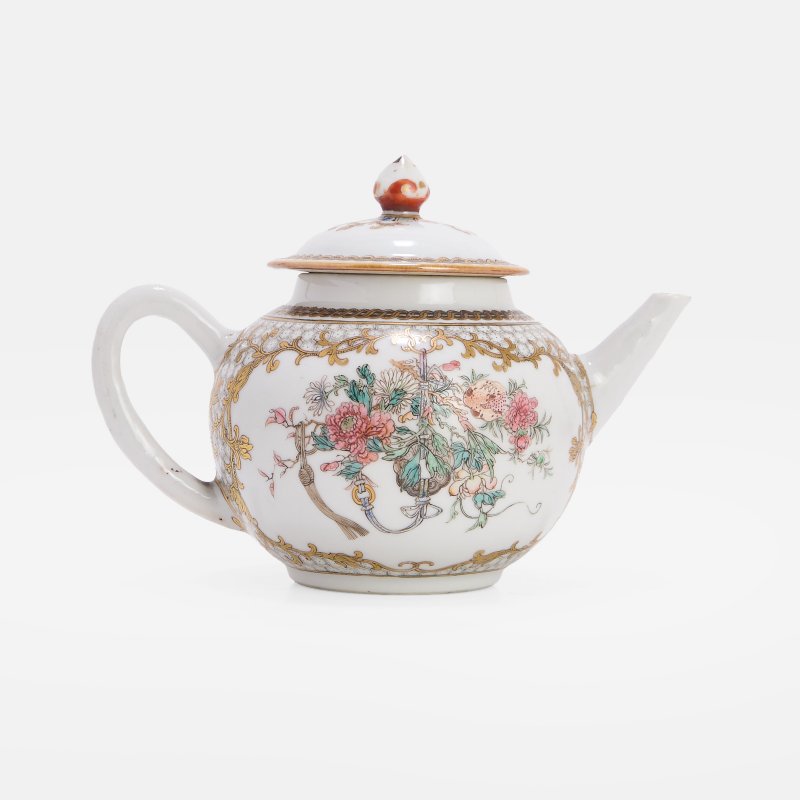 清乾隆 粉彩描金人物故事图茶壶 | A Chinese famille rose teapot and cover Qianlong (1736-1795), the globular body decorated to one side with a scene of an amorous couple seated on banana leaves whilst drinking - 图2