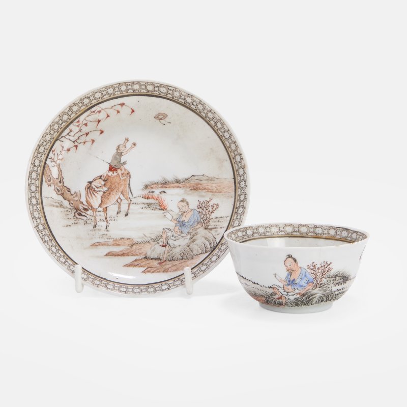 清十八世纪 粉彩人物故事图茶杯及碟 | A Chinese export famille rose teacup and saucer 18th century, each of circular form - 图2