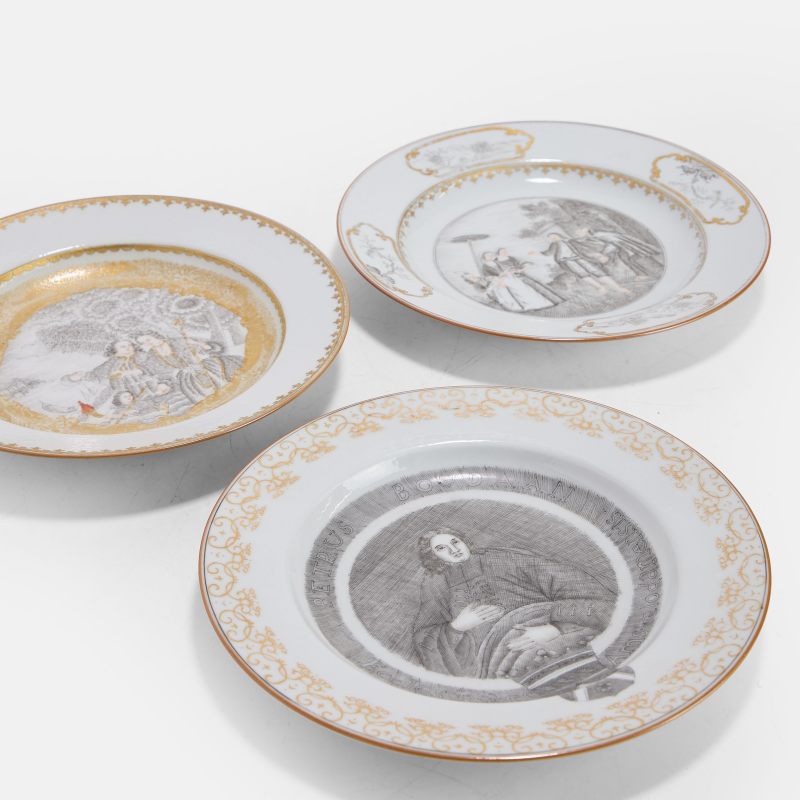 清乾隆 外销墨彩人物故事图盘 一组三件 | Three Chinese export en grisaille and gilt-decorated plates Qianlong (1736-1795), of circular form - 图2