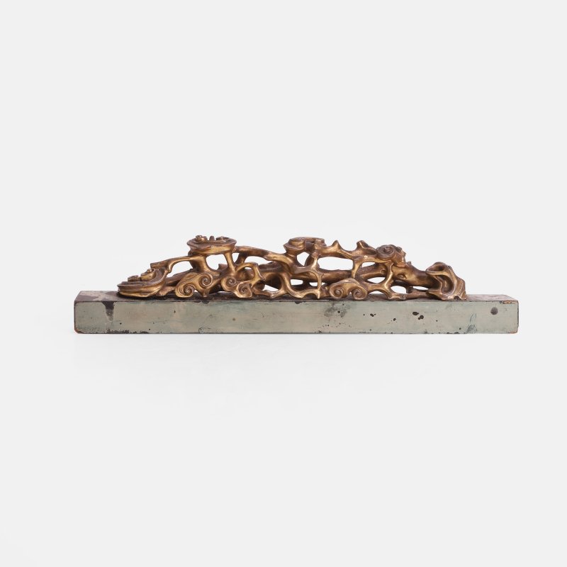 十九至二十世纪 漆金木镂雕灵芝纸镇 | A Chinese scroll weight 19th-20th century, the top pierced and carved in lingzhi and leaves on a gilt-lacquered wood branch - 图2