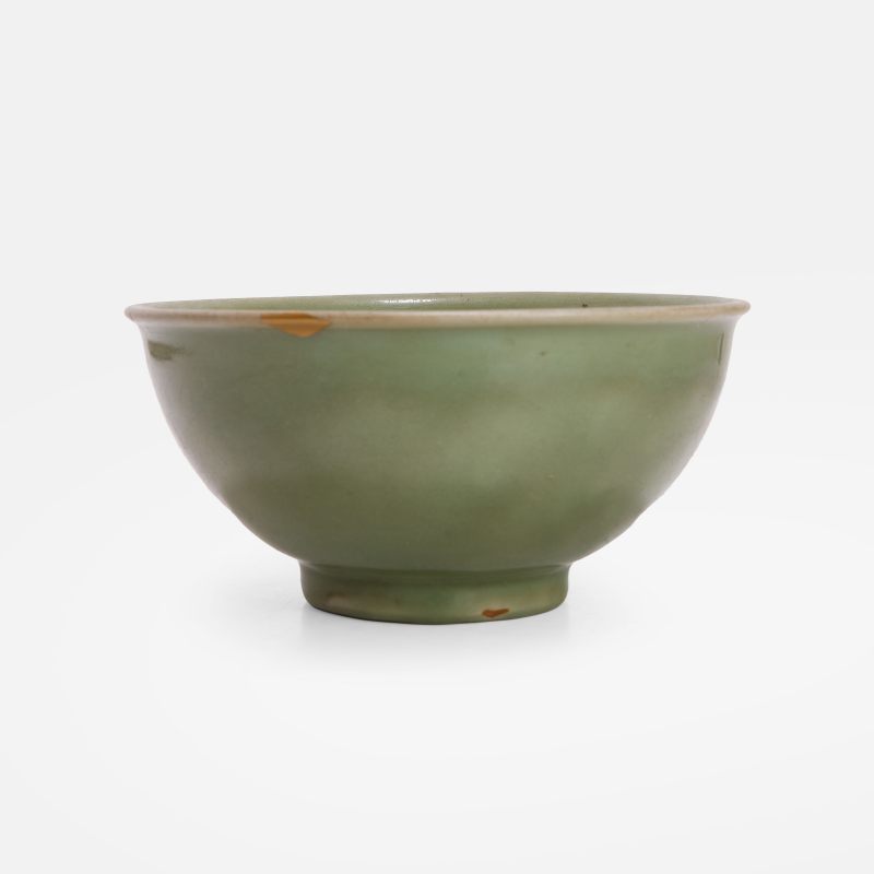 元或更晚 龙泉青釉碗 | A Chinese Longquan celadon bowl Yuan dynasty or later, heavily potted - 图1