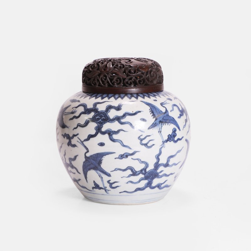 明万历 青花云鹤图罐 连木盖 | A Chinese blue and white jar Wanli (1573-1620), the ovoid body painted with cranes among clouds - 图3