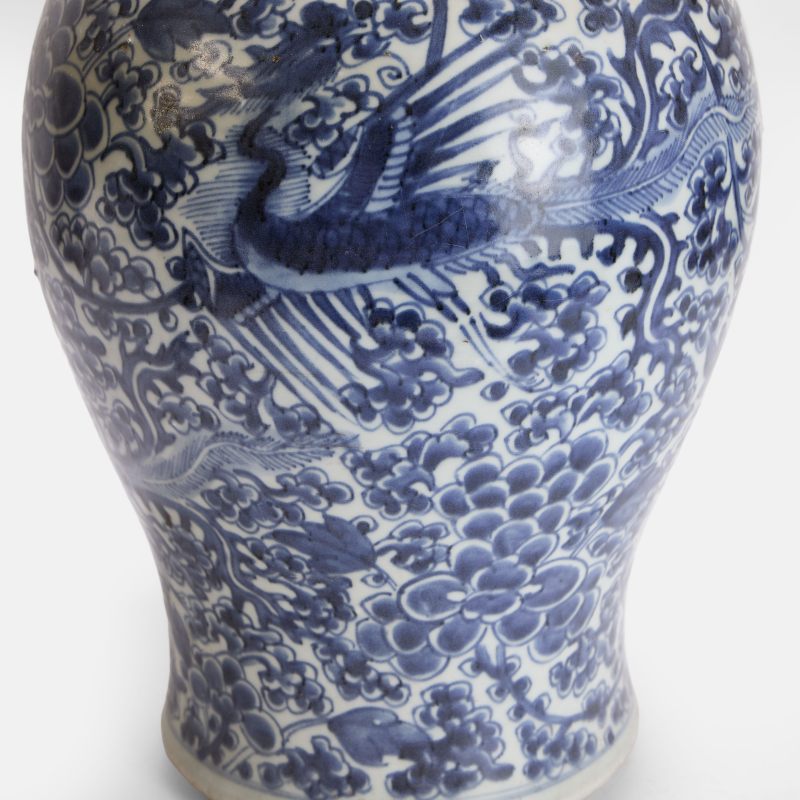 清康熙 青花凤穿牡丹纹将军罐 | A Chinese blue and white vase Kangxi (1662-1722), of baluster form
