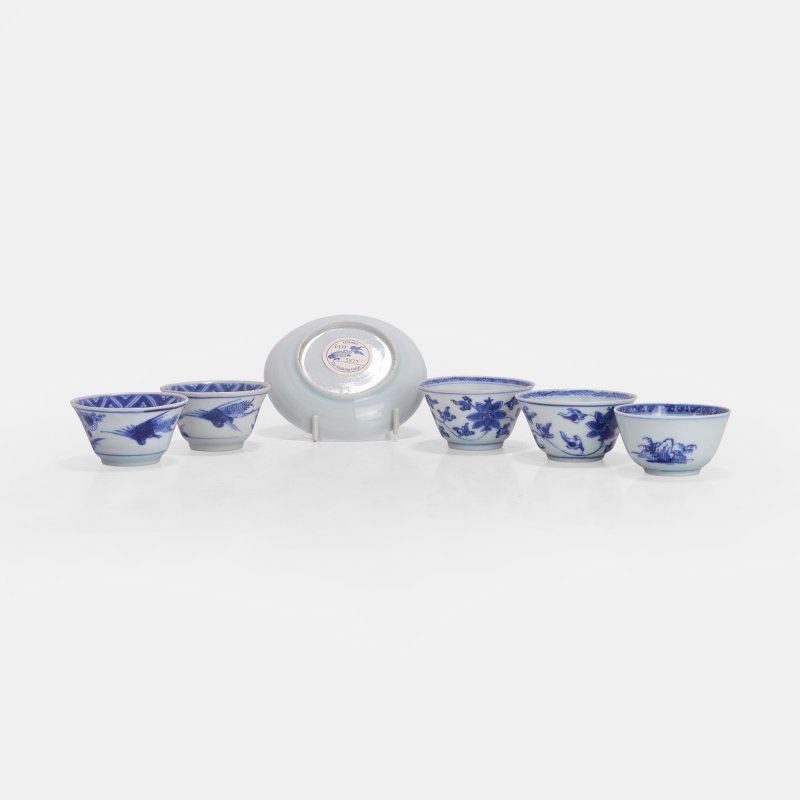 清十八世纪 青花茶杯及碟 一组六件 | A collection of Chinese blue and white cups and saucers 18th century, comprising:
one Nanking cargo cup and saucer