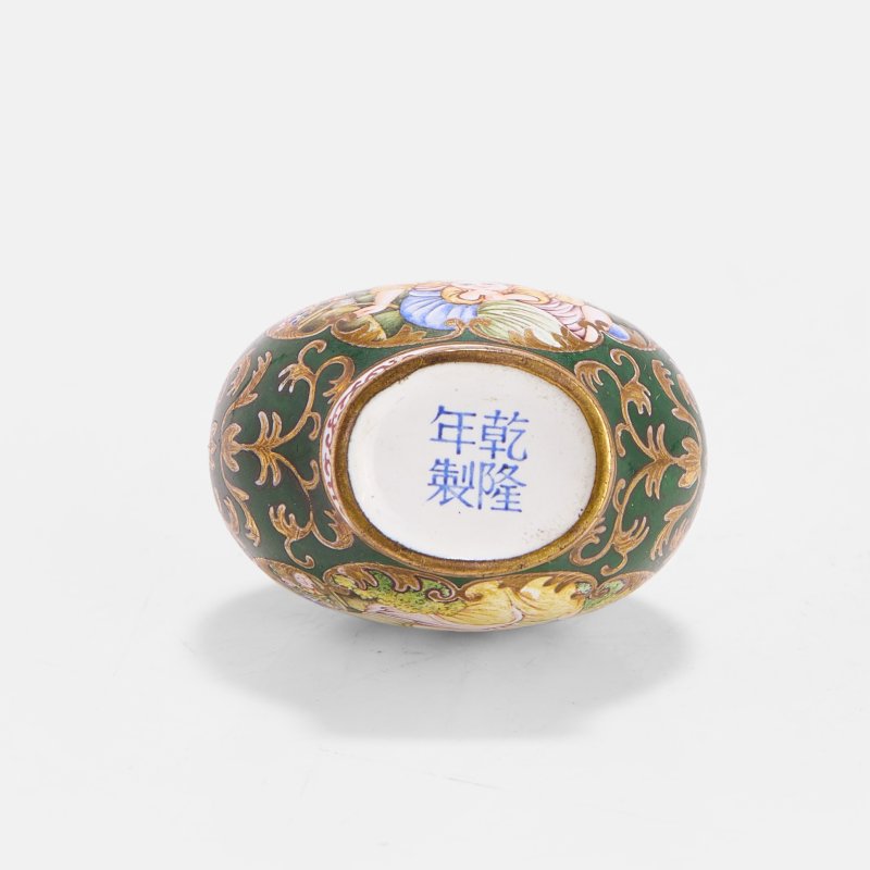 清 铜胎画珐琅西洋人物图鼻烟壶 | A Chinese Beijing-enamel European-subject snuff bottle Qing dynasty (1644-1911), of oval form - 图2