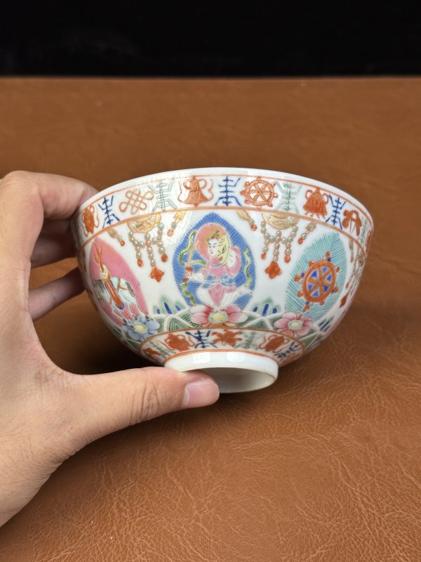 清中期 粉彩七珍八宝图碗一对 - 图3