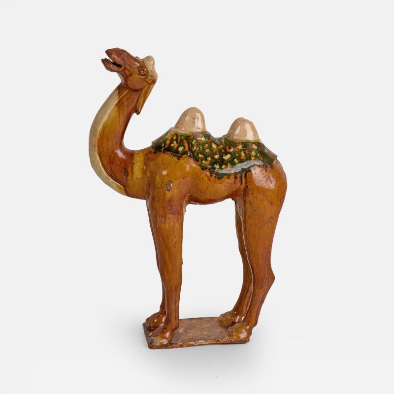 唐 三彩骆驼立像 | A Chinese sancai-glazed pottery figure Tang dynasty (618-907), of a braying Bactrian camel - 图2