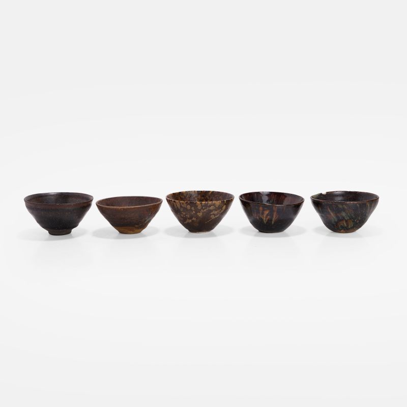 南宋 建窑及吉州窑茶碗 一组五件 | Five Chinese stoneware tea bowls Southern Song dynasty (1127-1279), each with deep rounded sides - 图1