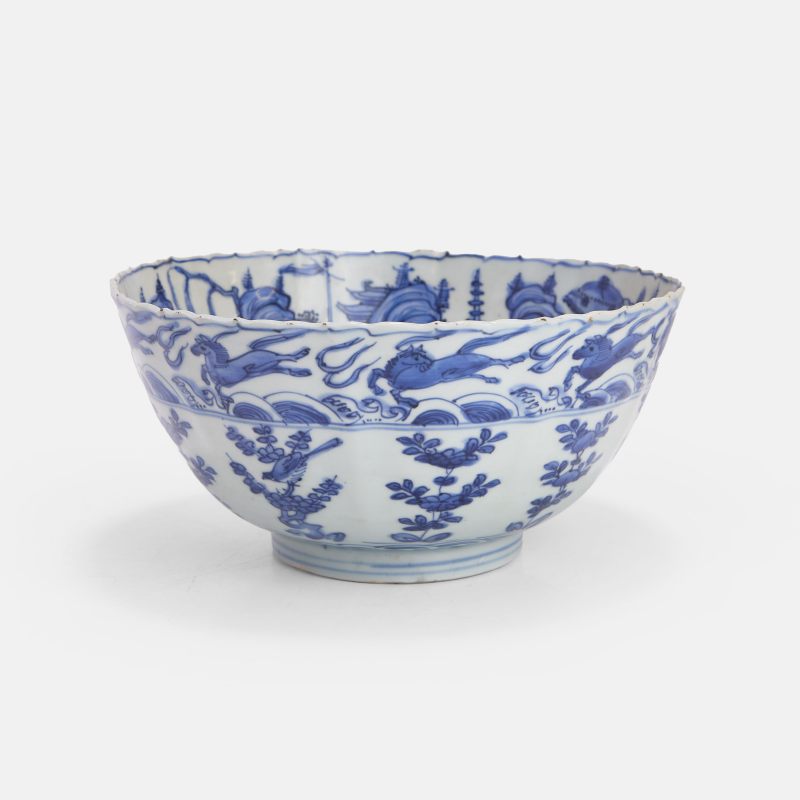 明万历 青花克拉克式飞马纹碗 《富貴佳器》青花款 | A Chinese Kraak blue and white bowl Wanli (1573-1620), the lobed body rising from a circular foot - 图2