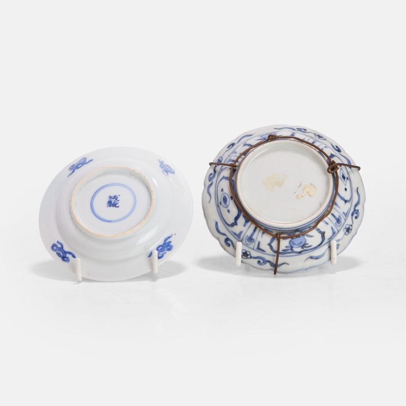清康熙 青花碟 一组两件 | Two Chinese blue and white saucers Kangxi (1662-1722), comprising：
one lobed