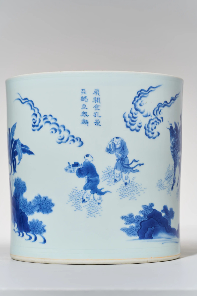 明崇祯  青花麒麟送子图笔筒 - 图5