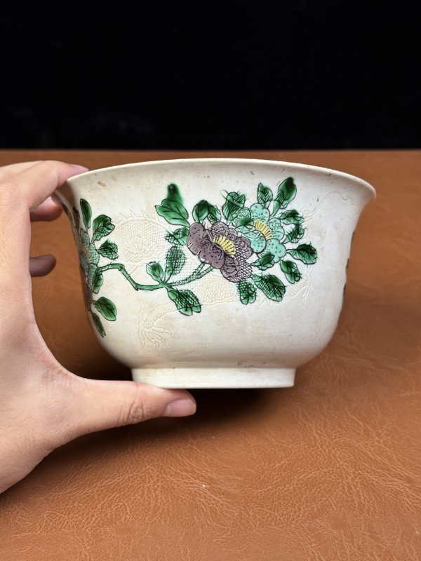 清晚期 素三彩暗刻云龙花蝶纹碗 - 图4