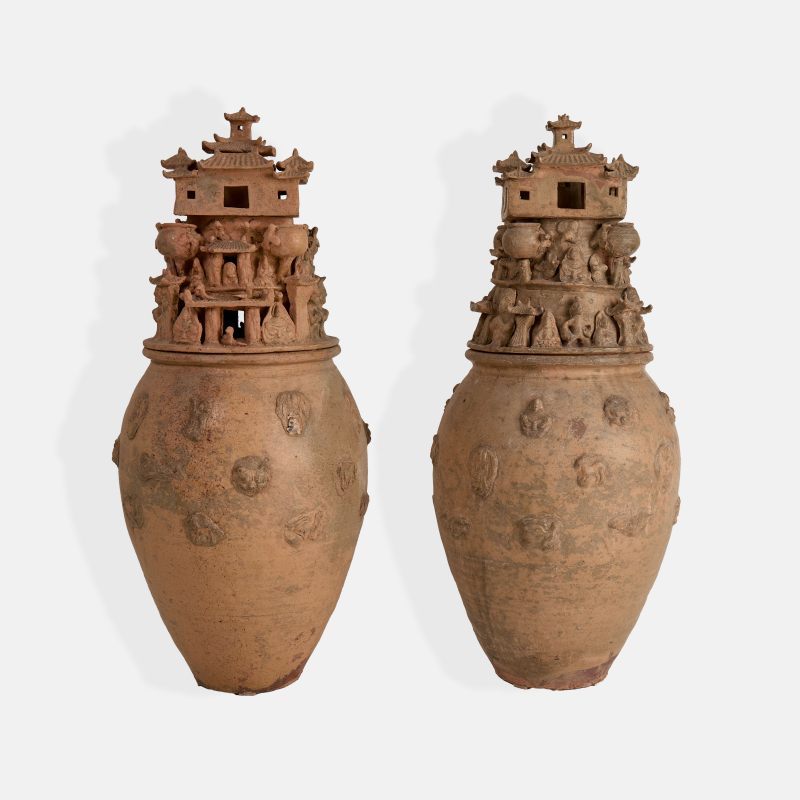 西晋 越窑神人楼阁纹青瓷魂瓶 一对 | A pair of rare Chinese Yue ware funerary urns (hunping) Western Jin dynasty (265-316), each well-potted ovoid stoneware body applied with three rows of moulded decoration - 图3