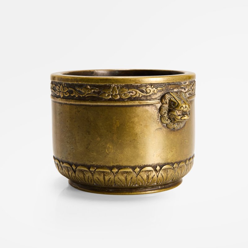 清 铜铸铺首耳香炉 《大明宣德年制》楷书模款 | A Chinese bronze incense burner Qing dynasty (1644-1911), the cylindrical body supported on a circular flared foot