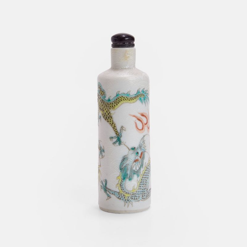 清晚期 粉彩双龙抢珠纹鼻烟壶 《大清乾隆年制》矾红楷书款 | A Chinese famille rose snuff bottle late Qing dynasty, of cylindrical form - 图3
