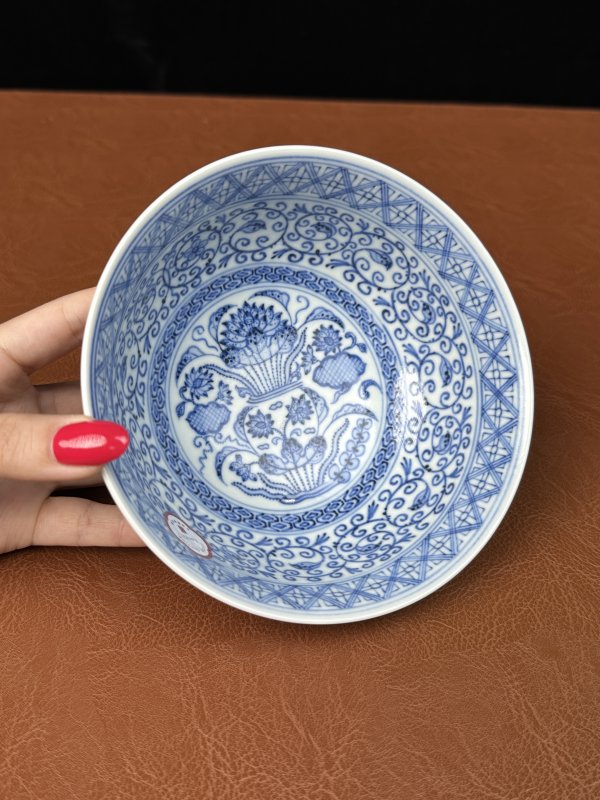 清道光 青花外苜蓿花内莲池纹碗 - 图16