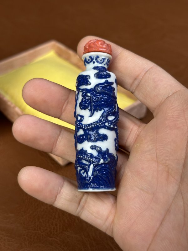 清嘉庆 蓝料彩雕瓷云龙纹鼻烟壶 - 图6