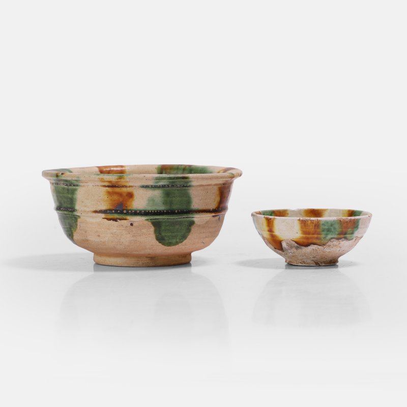 唐 三彩碗 一组两件 | Two Chinese sancai-glazed bowls Tang dynasty (618-907), with rounded sides rising from a circular foot - 图2