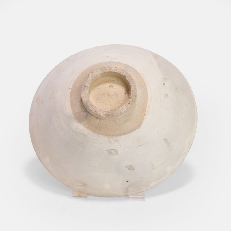 金 白釉刻花荷花纹碗 | A Chinese white-glazed bowl Jin dynasty (1115-1234), the rounded sides rising from a circular foot to a slightly flared rim - 图2