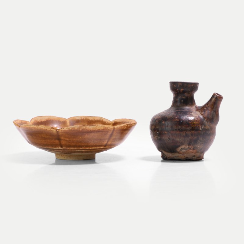 南宋 酱釉军持及花口碟 一组两件 | Two Chinese brown-glazed stoneware Southern Song dynasty (1127-1279), comprising a kendi ewer and a lobed dish - 图4