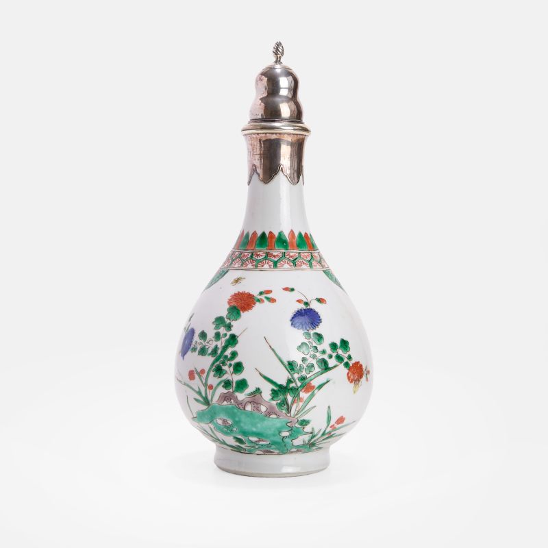 清康熙 五彩斗鸡图瓶 | A Chinese wucai vase Kangxi (1662-1722), the pear-shaped body rising from a circular foot to a tapering neck - 图2