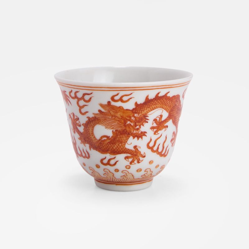 清光绪 矾红彩双龙抢珠纹杯 《大清光绪年制》青花楷书款 | A Chinese iron-red teacup Guangxu (1875-1908), the rounded waisted sides rising from a circular foot to a flared rim - 图2