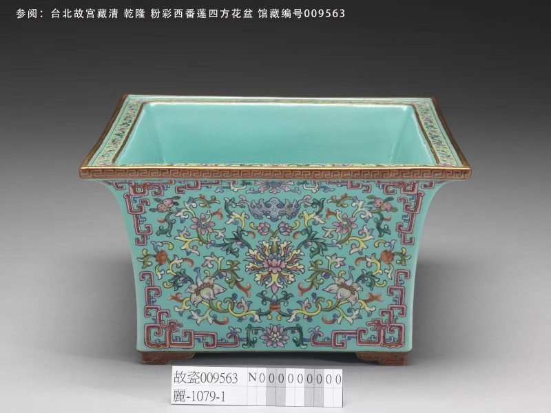 清乾隆 珊瑚红地宝相花开窗山水四方花盆一对 - 图2