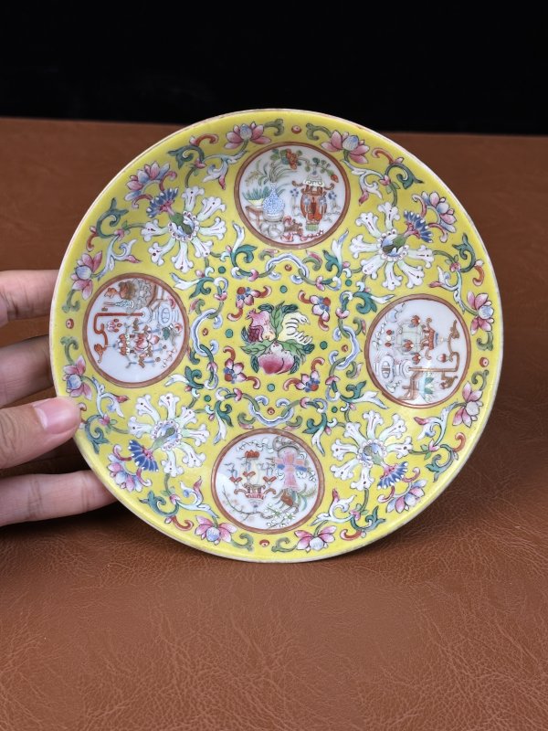 清嘉庆 黄地粉彩开光博古盘 - 图2