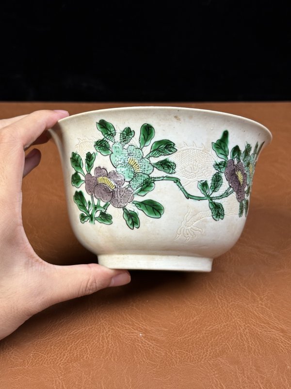 清晚期 素三彩暗刻云龙花蝶纹碗 - 图5