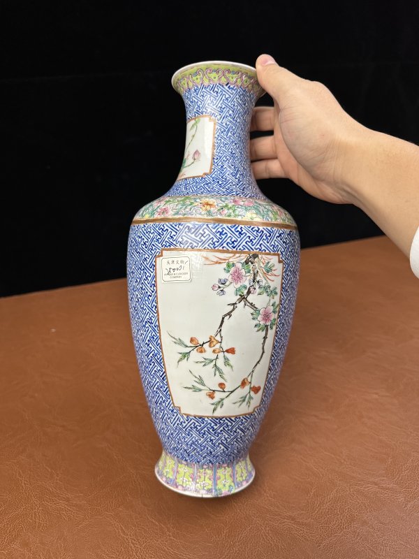 民国 粉彩锦地纹开窗花鸟纹瓶 - 图5