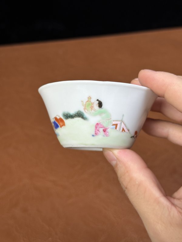 清雍正 粉彩人物马蹄杯 - 图5
