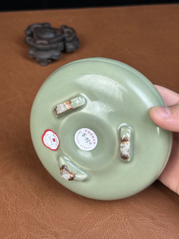 清早期 龙泉三足云龙纹洗 - 图9