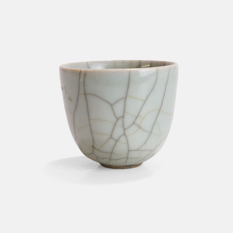 清中期 仿哥釉杯 | A Chinese Ge-type cup mid-Qing dynasty, of tapering form