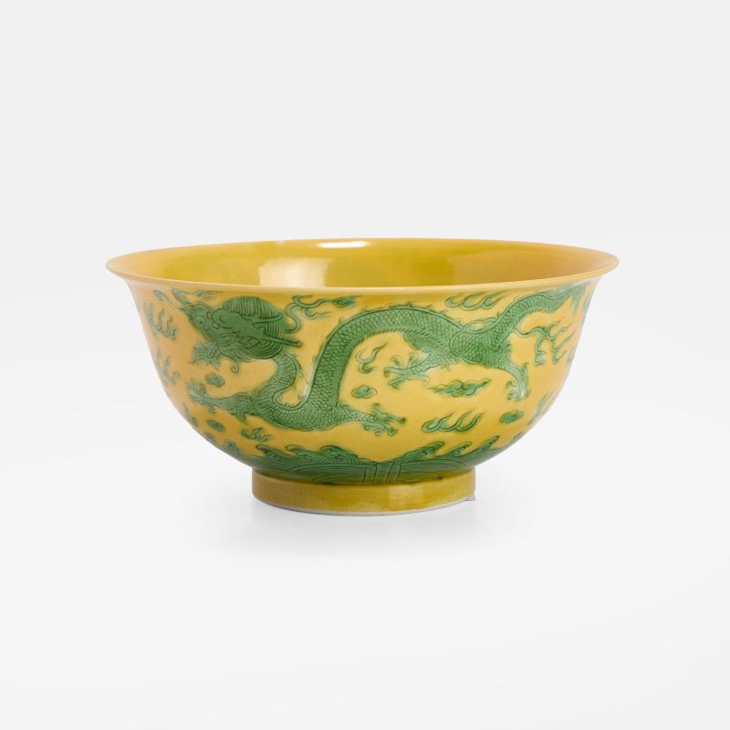 清光绪 黄地绿彩二龙戏珠纹碗 《大清光绪年制》青花楷书款 | A Chinese yellow-ground green-enamelled bowl Guangxu (1875-1908), the rounded sides rising from a circular foot to an everted rim - 图2