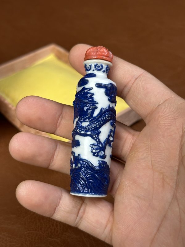 清嘉庆 蓝料彩雕瓷云龙纹鼻烟壶 - 图7