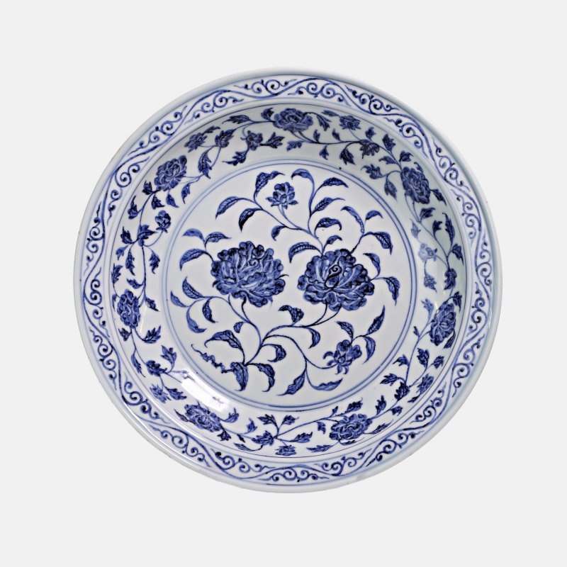 明永乐 青花缠枝牡丹纹大盘 | A rare large Chinese blue and white dish Yongle (1403-1424), finely potted with gently rounded sides rising from a low tapered foot to a broad - 图1